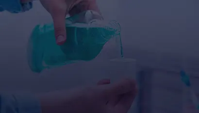 Traitez vos dents avec un bain de bouche